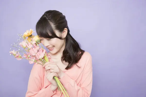 Lächelnde Junge Asiatin Mit Blumenstrauß — Stockfoto
