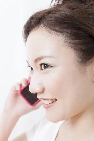 スマートフォンで語る若いアジア人女性の肖像 — ストック写真