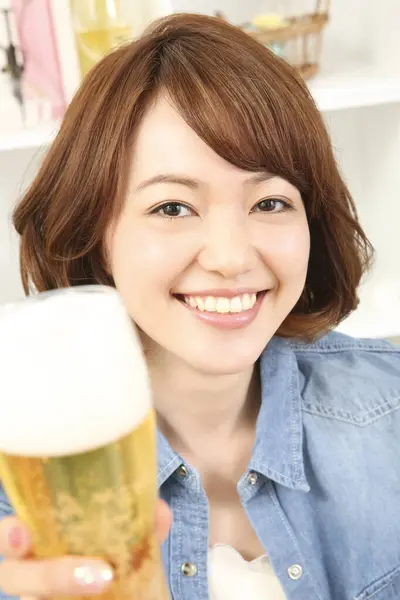 Radosna Japonka Pijąca Piwo Domu — Zdjęcie stockowe
