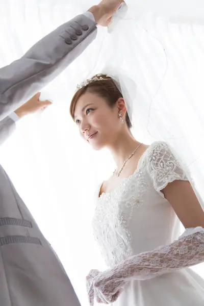 Ung Vacker Asiatisk Brud Och Brudgum — Stockfoto