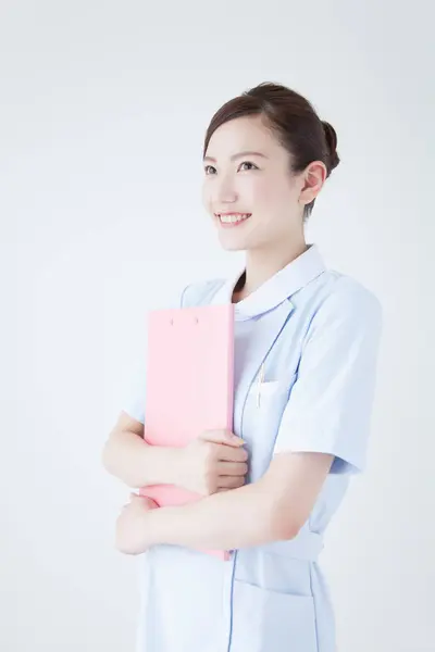 Porträtt Japansk Kvinnlig Sjuksköterska Med Skrivtavla — Stockfoto