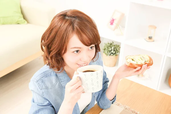 Mujer Japonesa Joven Desayunando Casa — Foto de Stock