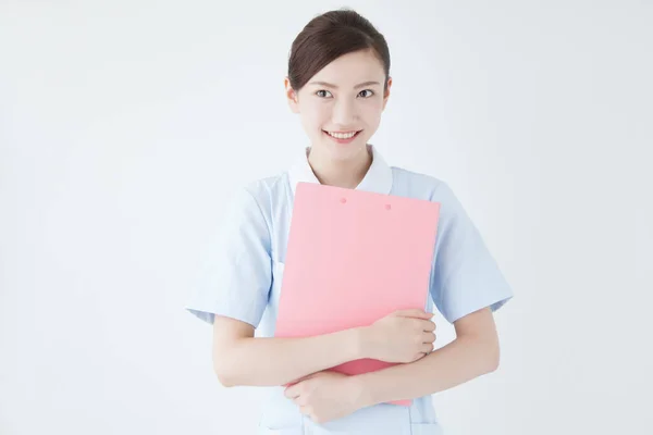 Porträtt Japansk Kvinnlig Sjuksköterska Med Skrivtavla — Stockfoto