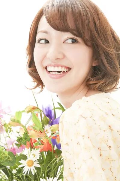 用一束鲜花向年轻的日本女人微笑 — 图库照片