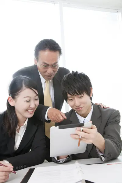 Drie Japanse Ondernemers Met Behulp Van Tablet Witte Achtergrond — Stockfoto
