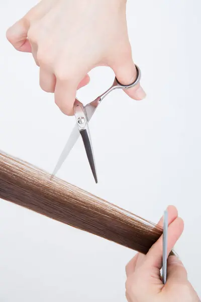 剪头发的女人的手 — 图库照片