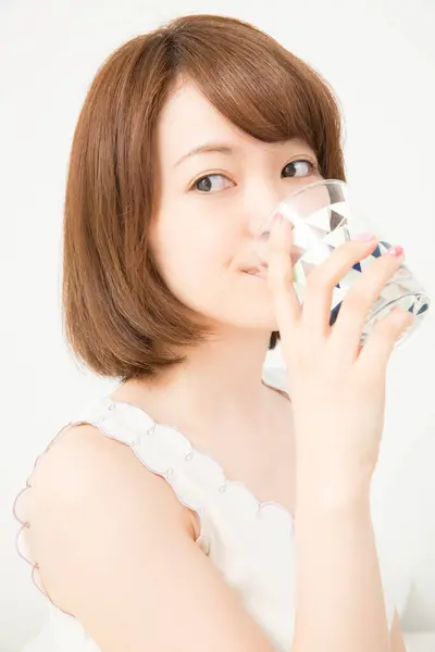 Японская Женщина Пьет Воду Дома — стоковое фото