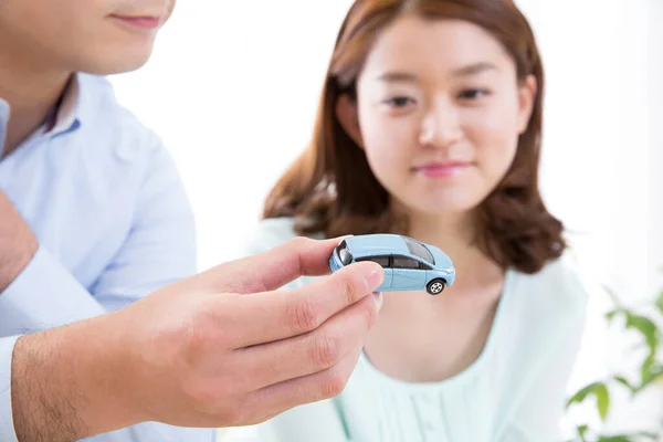 Young Couple Car Model — Stock Photo, Image