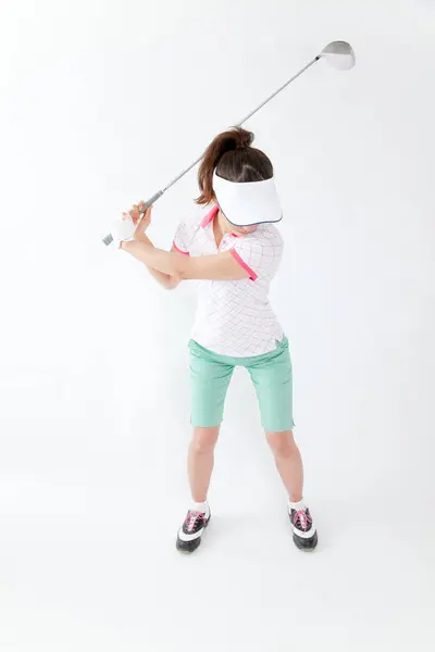 Asyalı Genç Bayan Golfçü Beyaz Arka Planda Izole Edilmiş — Stok fotoğraf