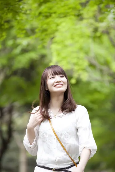 Mooie Aziatische Vrouw Witte Jurk Park — Stockfoto