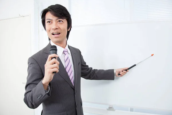 Ritratto Uomo Affari Giapponese Adulto Davanti Alla Lavagna Fare Presentazione — Foto Stock
