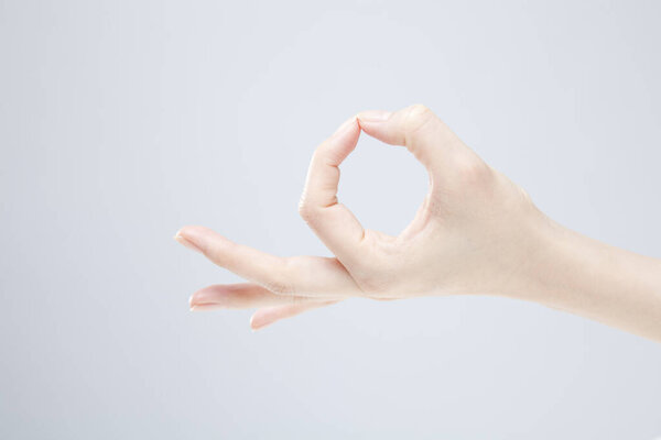 Крупный план женской руки на белом фоне 