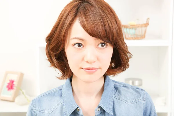 Işıl ışıl evdeki güzel Japon kadının portresi.