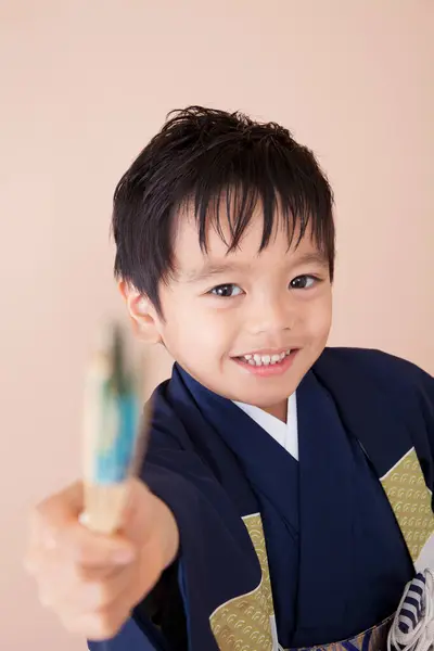 Cute Asia Anak Kecil Dalam Kimono Tradisional Dengan Penggemar — Stok Foto