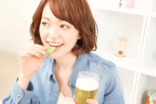 Alegre Japonesa Mujer Bebiendo Cerveza Casa —  Fotos de Stock
