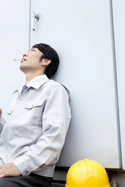 Mladý Asijský Muž Pracovník Kouření Cigarety — Stock fotografie