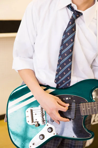 Menino Escola Tocando Guitarra Elétrica Sala Aula Close View — Fotografia de Stock