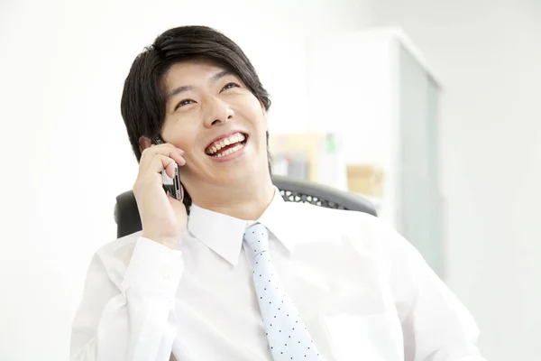 Sorrindo Jovem Asiático Homem Falando Telefone — Fotografia de Stock
