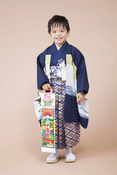 귀여운 아시아의 전통적인 Kimono — 스톡 사진