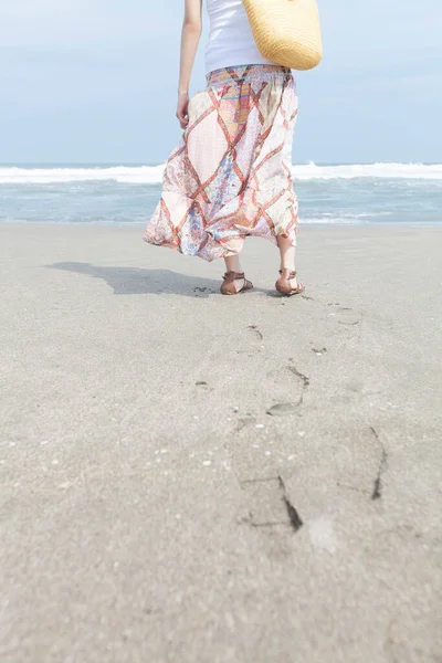 Visão Seção Baixa Jovem Mulher Vestindo Saia Longa Praia Areia — Fotografia de Stock