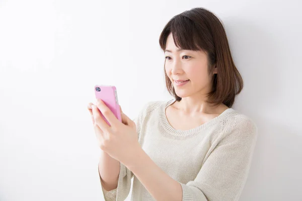 Mujer Joven Con Teléfono Inteligente — Foto de Stock