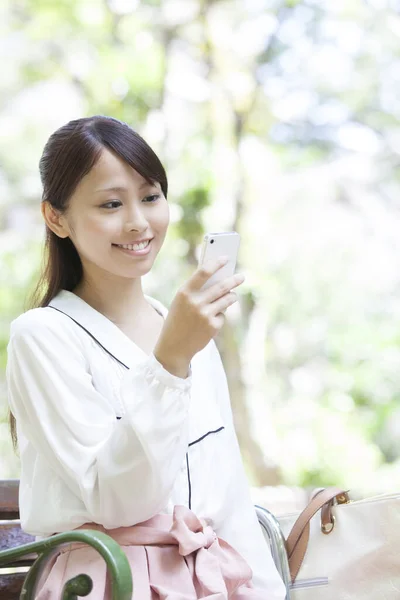 Όμορφη Ιαπωνική Γυναίκα Χρησιμοποιώντας Smartphone Στο Δρόμο — Φωτογραφία Αρχείου