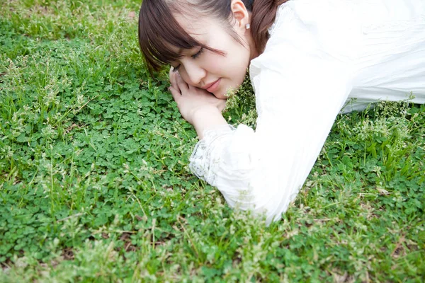 Donna Giapponese Sdraiata Sull Erba — Foto Stock