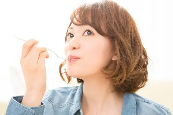 漂亮的日本女人在家用叉子吃饭 — 图库照片