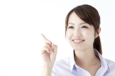 Beyaz arka planda izole edilmiş gülümseyen Asyalı kadın