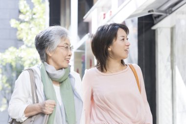 Sokakta yürüyen iki kadın konuşuyor.