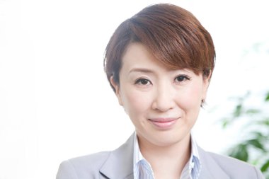 Takım elbiseli Asyalı iş kadını gülümsüyor 