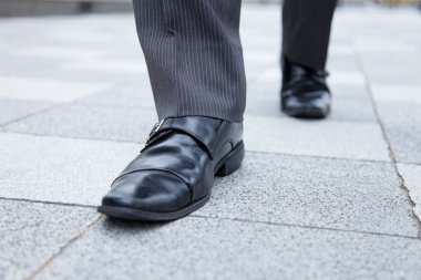 İş adamı sokakta yürüyor..