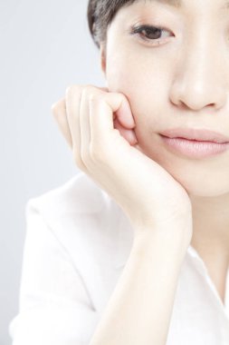 Beyaz bir geçmişi olan genç Asyalı kadın.