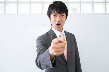 Üstünkörü giyinmiş Japonca öğretmeni ders veriyor, tahtaya yakın duruyor. 