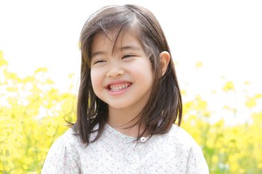 Parktaki mutlu Asyalı kız