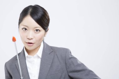 Beyaz arka planda işaretçi ile iş kadını