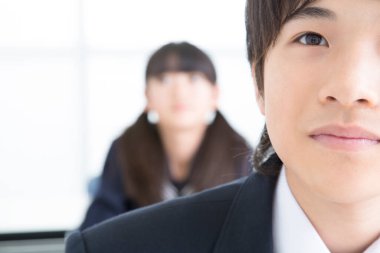 Asyalı çocukların ders çalışırkenki portresini kapat.  