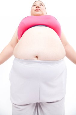 Beyaz arka planda şişman göbekli bir kadın, kesilmiş bir fotoğraf. 