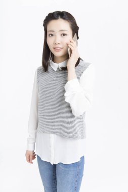 Akıllı telefondan konuşan güzel Japon kadının stüdyo portresi.