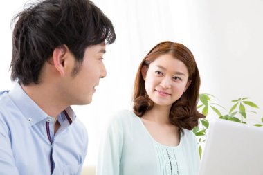 Bilgisayar kullanan genç Asyalı çift.