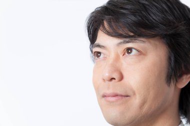 Yaklaştın. Genç bir adam gözlerini kaçırıyor.