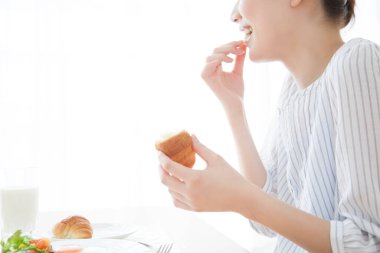 Mutfakta ayçöreği olan Asyalı kız.