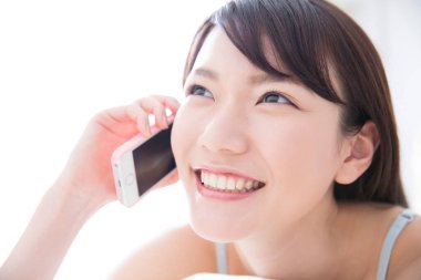 Kadın cep telefonuyla konuşuyor.