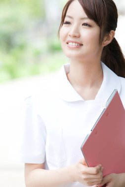 Parkta klasörü olan bir üniversite öğrencisi. 