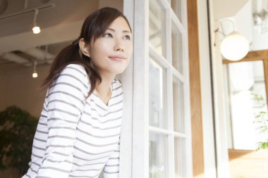 Genç Kadın Pencere kenarında Bekliyor