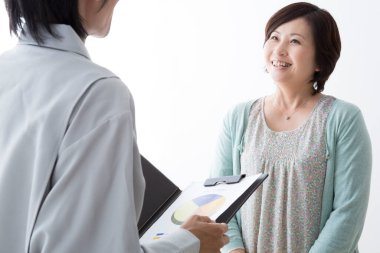 Kurye kadına paket getiriyor 