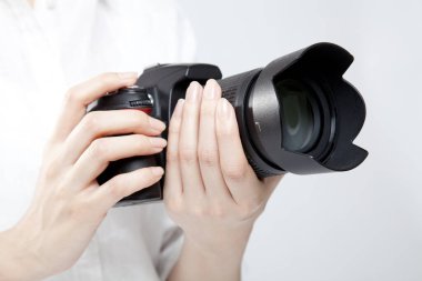 Arka planda fotoğraf makinesi olan kadın. 