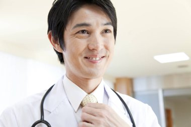 Asyalı doktor stetoskop ile gülümseyen