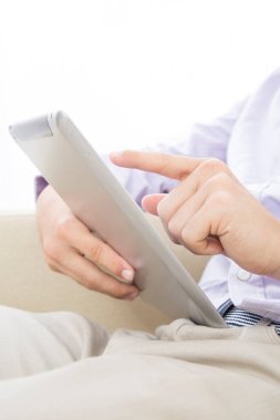 Dijital tablet tutan işadamı