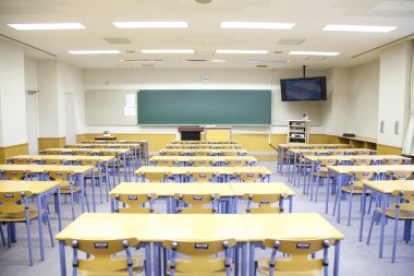 Sandalyeli boş okul sıralarının içi 